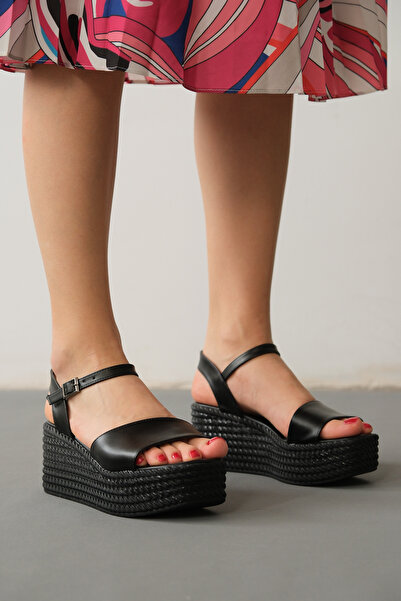 Lolita Love Shoes صندل بيلا أسود بحزام سميك وكعب عريض