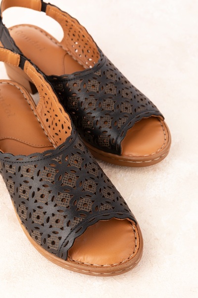 Gondol Шкіряні сандалі на низьких підборах з лазерним вирізом Iz.9504