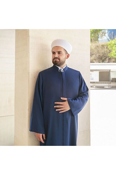 İkranur Siraç طوق القاضي باللون الأزرق الداكن، حجاب الإمام العادي