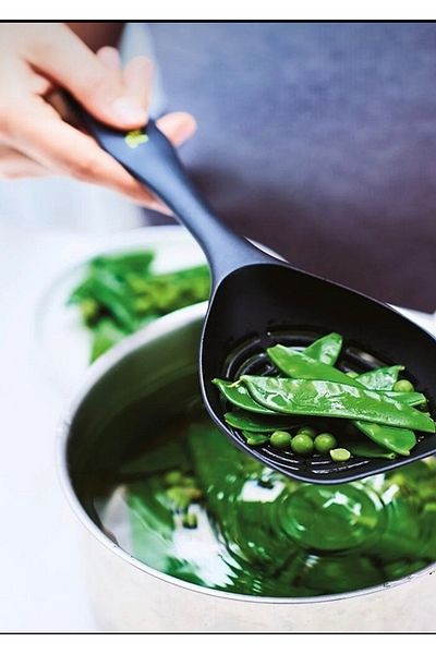 Tupperware Large Colander - Comfortable Cutting