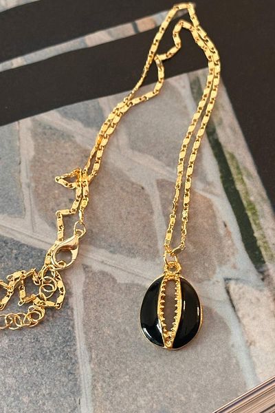 Trendy Butik قلادة نموذج صدف البحر الأسود