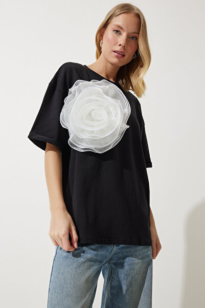Happiness İstanbul Дамска черна тениска с брошка с цветя и детайли UL00018