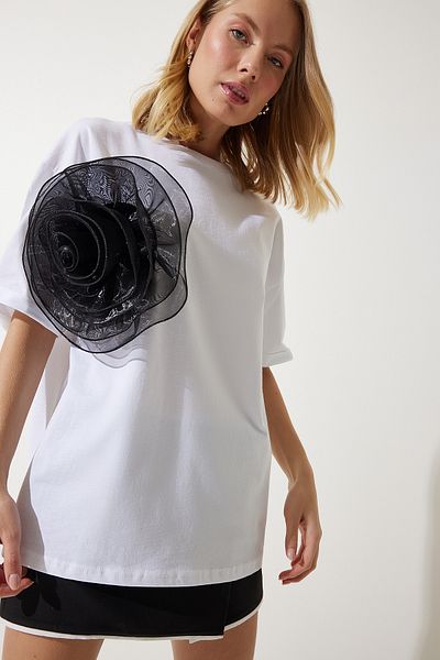 Happiness İstanbul Dámské tričko s bílým designem Flower Brož Detailed T-Shirt UL00018