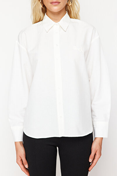 Trendyol Collection Ekrü szöveges hímzés, részletes szabályos, szabályos szabású szőtt ing a mellkason TWOSS24GO00135