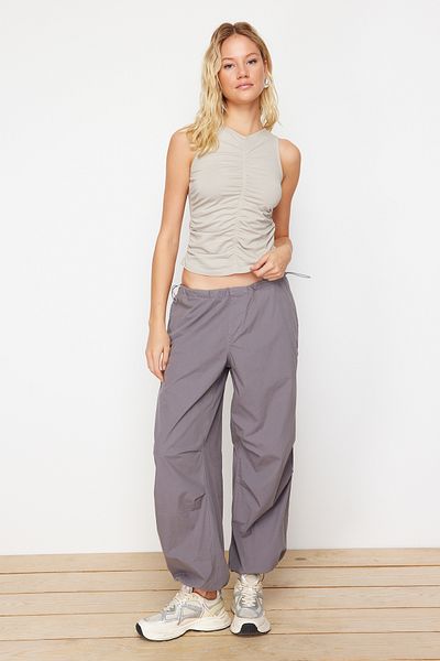 Trendyol Collection Ανοιχτό γκρι πλεκτή μπλούζα με λεπτομέρεια με λαιμόκοψη TWOSS24BZ00466