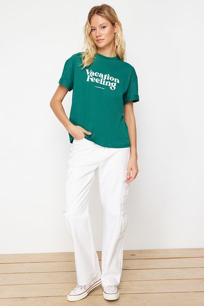 Trendyol Collection Smaragdgrün bedrucktes Premium-Strick-T-Shirt aus 100 % Baumwolle mit entspannter/bequemer Passform TWOSS24TS00178