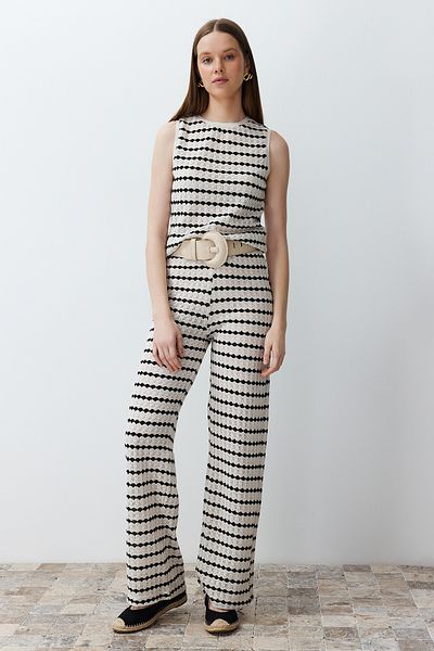 Trendyol Collection Ecrufarbene, gestreifte Hose in Strickoptik mit geradem Schnitt TWOSS24PL00101