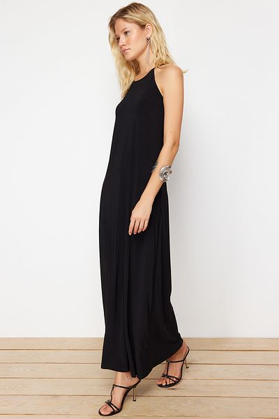 Trendyol Collection Černé abstraktní šaty s ohlávkovým výstřihem A-line/zvonový otvor Strečové maxi šaty na tužku TWOSS24EL00558