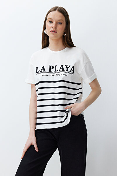 Kolekcia Trendyol Ecru Slogan a pruhované tričko pohodlného strihu – 100 % bavlna Twoss24Ts00129