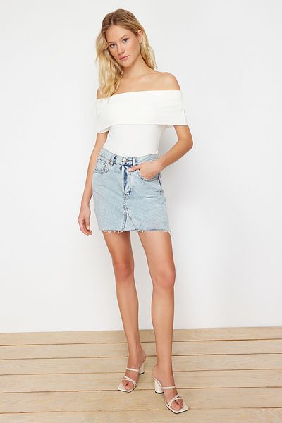 Trendyol Collection Ecru Carmenkragen - Figurbetonte Strickbluse TWOSS24BZ00497