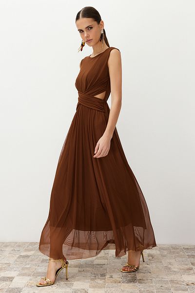 Trendyol Collection Hnědé pletené tylové šaty s oknem/výřezem TPRSS24EL00022