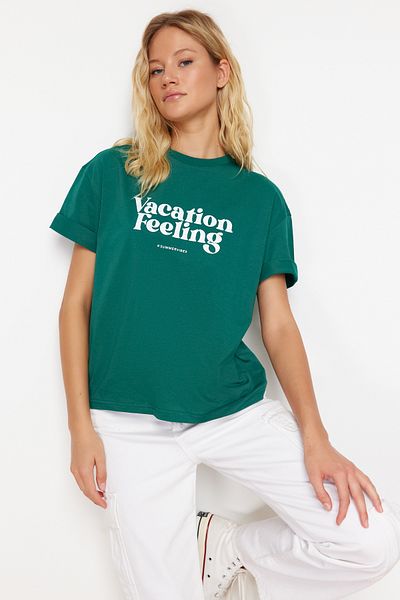 Trendyol Collection Smaragdgrün bedrucktes Premium-Strick-T-Shirt aus 100 % Baumwolle mit entspannter/bequemer Passform TWOSS24TS00178
