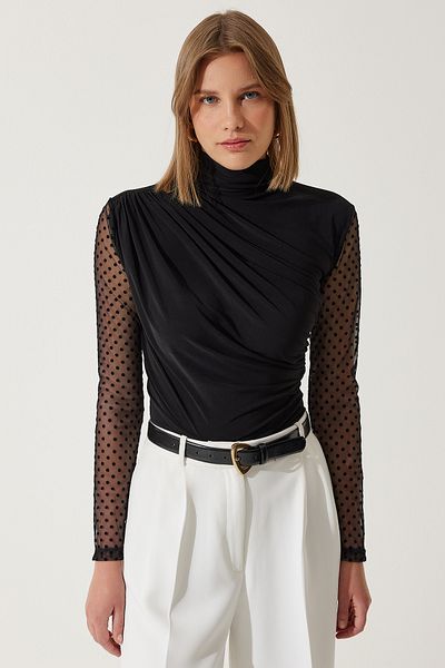Happiness İstanbul Schwarze, gepunktete, geraffte Strickbluse für Damen mit Spitzenärmeln FF00163
