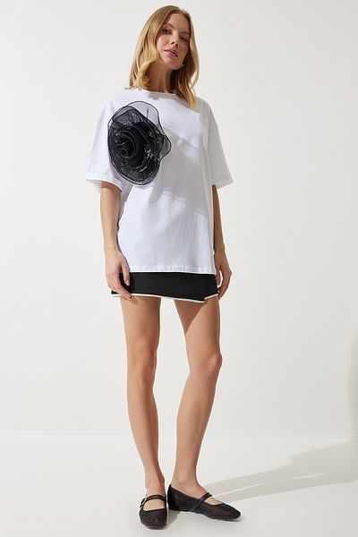 Happiness İstanbul Dámské tričko s bílým designem Flower Brož Detailed T-Shirt UL00018