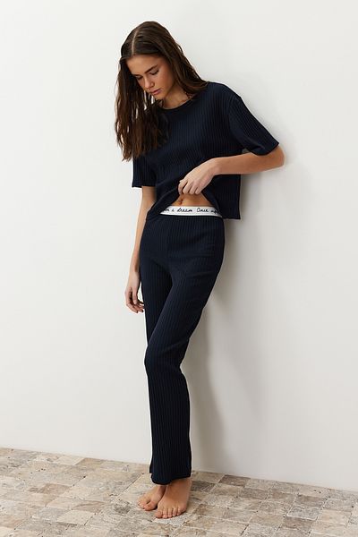 Trendyol Collection Cord-Pyjama-Set – Marineblau, T-Shirt und Hose mit Slogan-Aufdruck THMSS21PT1016