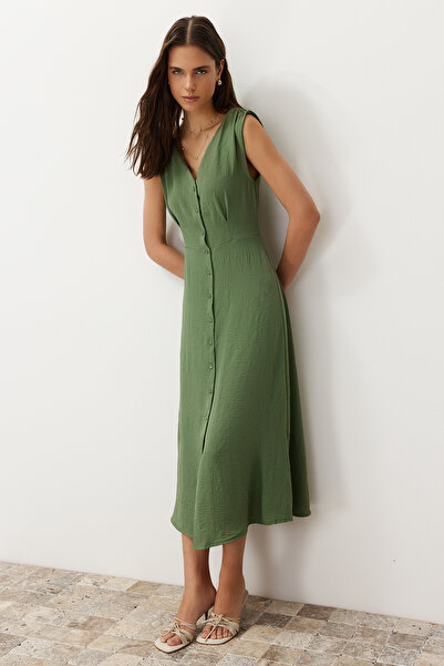 Trendyol Collection Khaki tkané midi košilové šaty s knoflíky bez rukávů TWOSS24EL00442