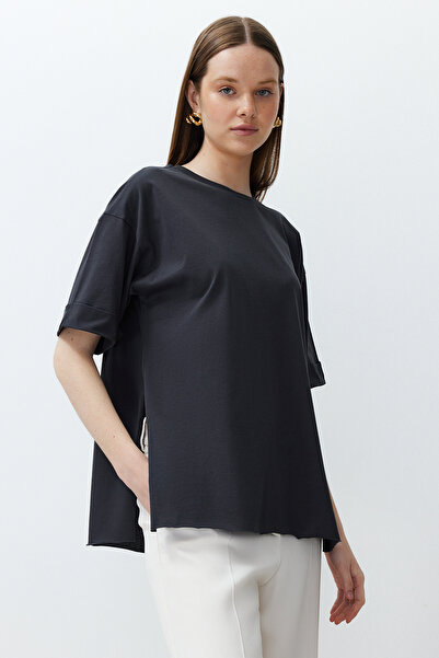 Trendyol Collection Tričko Boyfriend v asymetrickém střihu – 100% bavlna, dvojitý rukáv, antracit TWOSS20TS0828