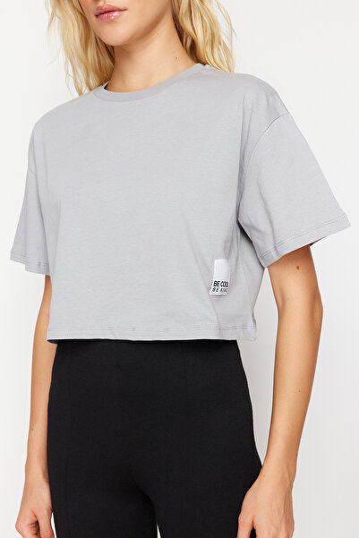 Trendyol Collection Šedé 100% silné bavlněné pletené tričko s pohodlným střihem a detaily tkané nášivky TWOSS24TS00219