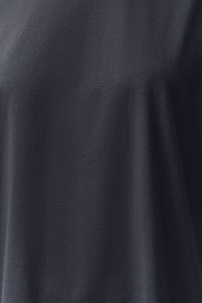 Trendyol Collection Tričko Boyfriend v asymetrickém střihu – 100% bavlna, dvojitý rukáv, antracit TWOSS20TS0828