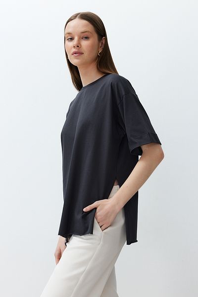 Trendyol Collection Asymmetrisch geschnittenes Boyfriend-T-Shirt – 100 % Baumwolle, doppelte Ärmel, Anthrazit TWOSS20TS0828