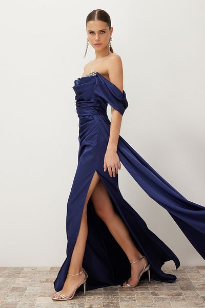 Trendyol Collection Detailní detail doplňku s námořnickou modří, dlouhé večerní šaty s nízkým rukávem – TPRSS24AE00186