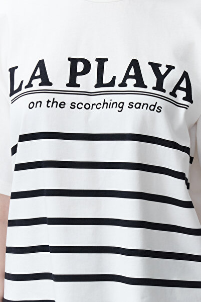 Trendyol Collection Ecru Slogan a tričko pohodlného střihu s proužkovým potiskem – 100% bavlna Twoss24Ts00129