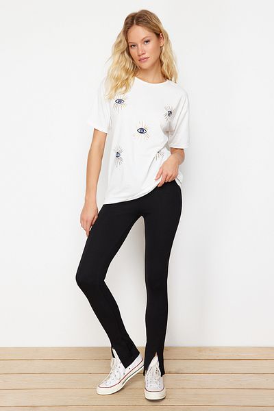 Trendyol Collection Lässiges, weißes, bedrucktes Strick-T-Shirt – TWOSS24TS00229