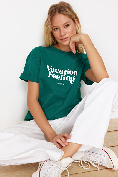 Trendyol Collection Σμαραγδένιο πράσινο εμπριμέ Premium 100% παχύ βαμβακερό πλεκτό μπλουζάκι με χαλαρή/άνετη εφαρμογή TWOSS24TS00178