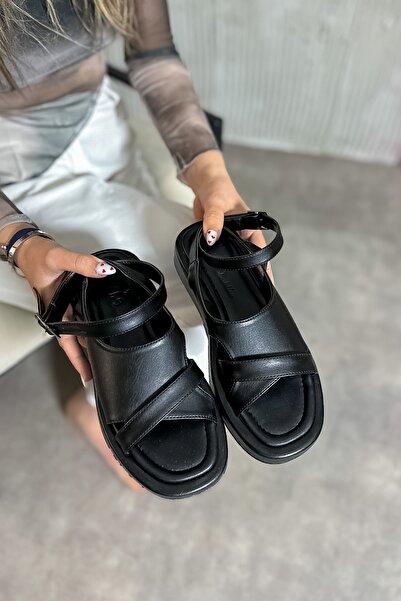 SHOEBELLAS صندل نسائي من Belax باللون الأسود