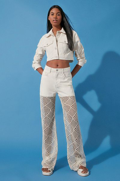 Trendyol Collection Dżinsy z szeroką nogawką w kolorze ecru i koronką TWOSS24JE00217