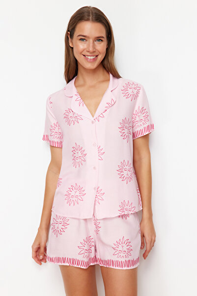Trendyol Collection Rózsaszín napmintás viszkóz rövidnadrág szőtt pizsama szett THMSS24PT00009