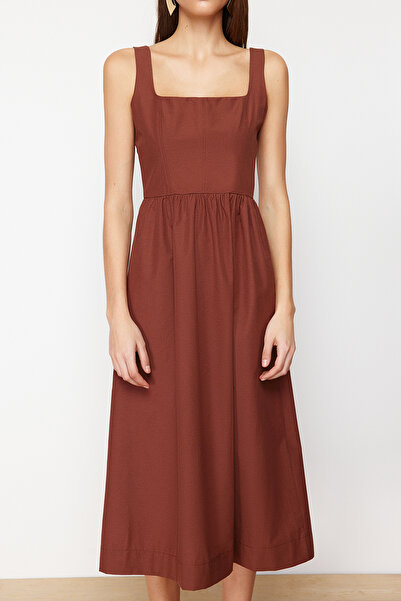 Trendyol Collection Hnědé rozepínání v pase Midi korzet Detail prošívání Midi tkané šaty TWOSS24EL00038