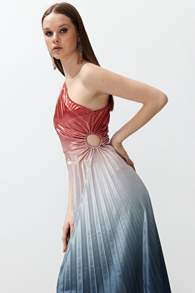 Trendyol Collection Elegantní saténové večerní šaty s asymetrickým záhybem - barevné pletené šaty TPRSS23EL00557