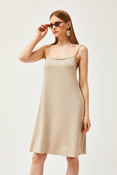 Olalook Kadın Bej İnce Askılı Yumuşak Dokulu Kristal Kloş Elbise ELB-19002113