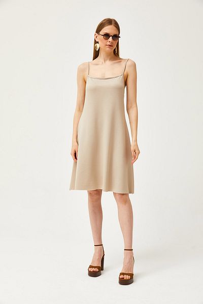 Olalook Beigefarbenes ausgestelltes Kleid mit dünnen Trägern und weicher Struktur und Kristallen für Damen ELB-19002113