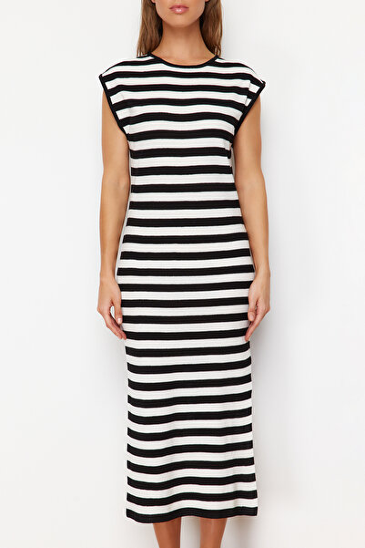 Trendyol Collection Černé Maxi úpletové bavlněné pruhované šaty TWOSS24EL00250