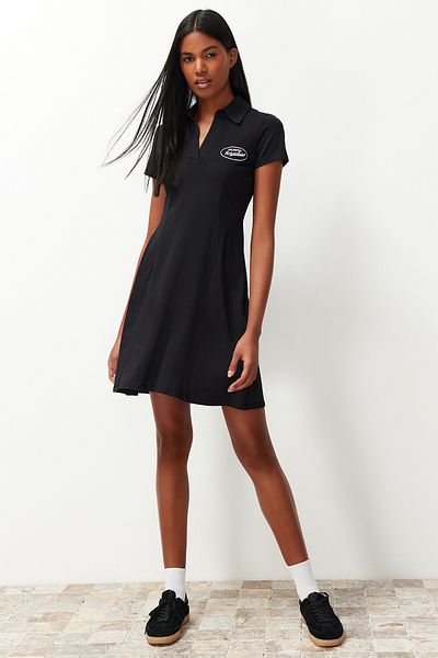 Trendyol Collection Černý skater/pásek vyšívací bavlna, flexibilní pletené minišaty TWOSS24EL00819
