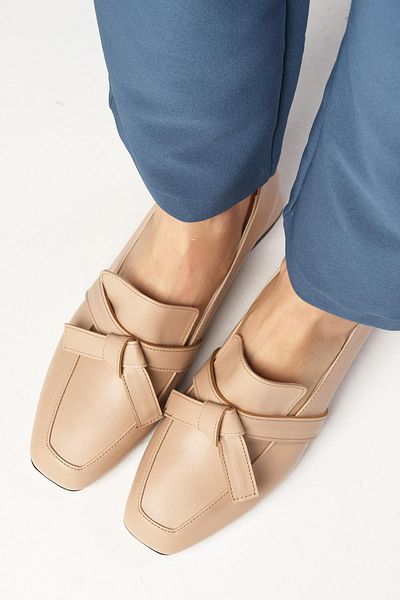 Mio Gusto Agatha Nudefarbene Schleife Accessoire Blunt Toe Damenschuhe mit kurzem Absatz