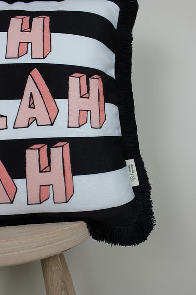 Alseko Concept Ciucuri negru, model Blah Blah Blah, husă de pernă pătrată decorativă de 43x43 cm