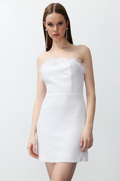 Trendyol Collection Λευκό κοντό βραδινό φόρεμα με παγιέτες - Otrişli πλεκτό, TPRSS24EL00171