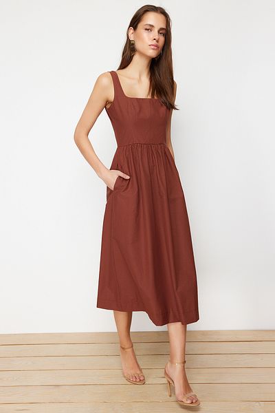 Trendyol Collection Hnědé rozepínání v pase Midi korzet Detail prošívání Midi tkané šaty TWOSS24EL00038