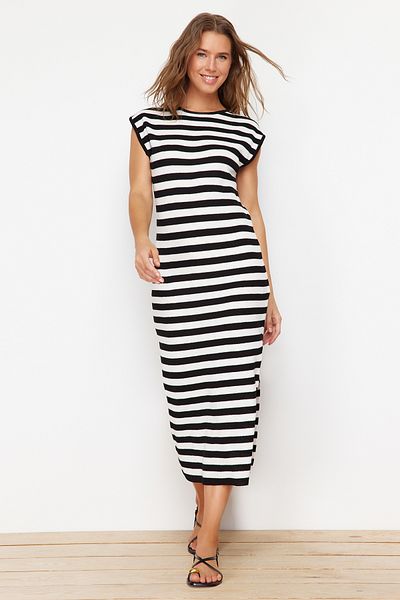 Trendyol Collection Černé Maxi úpletové bavlněné pruhované šaty TWOSS24EL00250