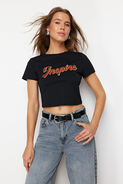 Trendyol Collection Černé 100% bavlna Slogan Potištěné Fitted Crop Pletené tričko TWOSS24TS00213