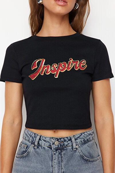 Trendyol Collection Černé 100% bavlna Slogan Potištěné Fitted Crop Pletené tričko TWOSS24TS00213