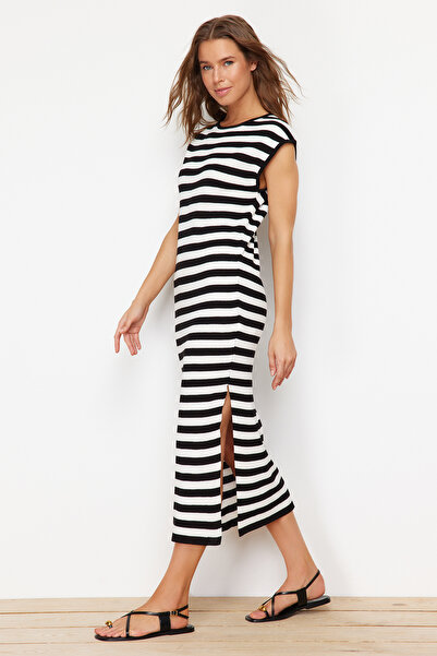 Trendyol Collection Černé Maxi úpletové bavlněné pruhované šaty TWOSS24EL00250