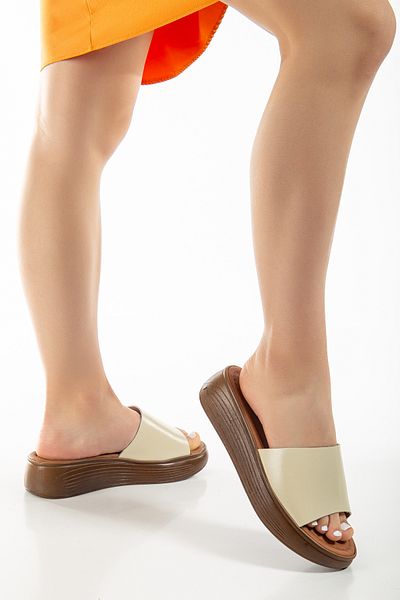 SANDALİ WOMEN'S GENUINE LEATHER VAKETA BEIGE COLOR FILLED SOLE POLY SLIPPERS