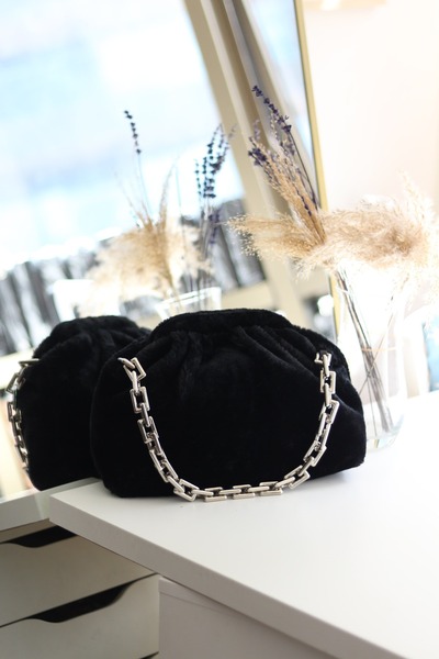 Moom Bag Woman's Black Pelus Bohca Form Chain Detailed Handbag