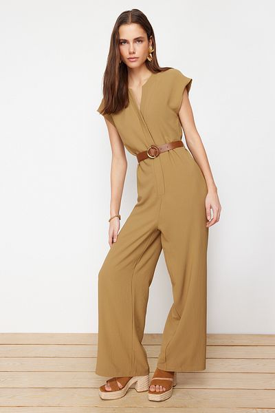 Trendyol Collection Khakifarbener ärmelloser Maxi-Jumpsuit aus Webstoff mit zweireihigem Kragen und Gürtel TWOSS24TU00029