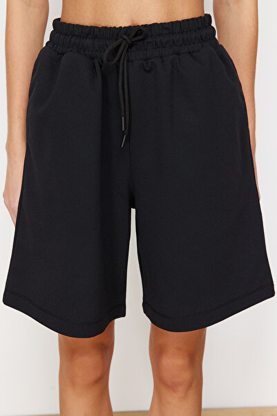 Kolekcia Trendyol Tenké pletené šortky s čiernymi vreckami a pravidelným pásom bežnej veľkosti a bermudy TWOSS24SR00137