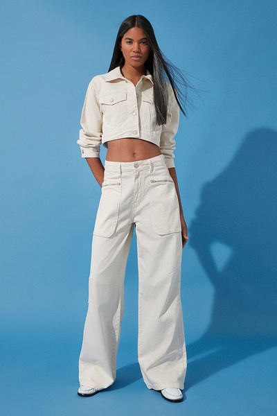 Trendyol Collection Blugi ecru cu talie înaltă cu picioare largi, cu buzunare cargo TWOSS24JE00223